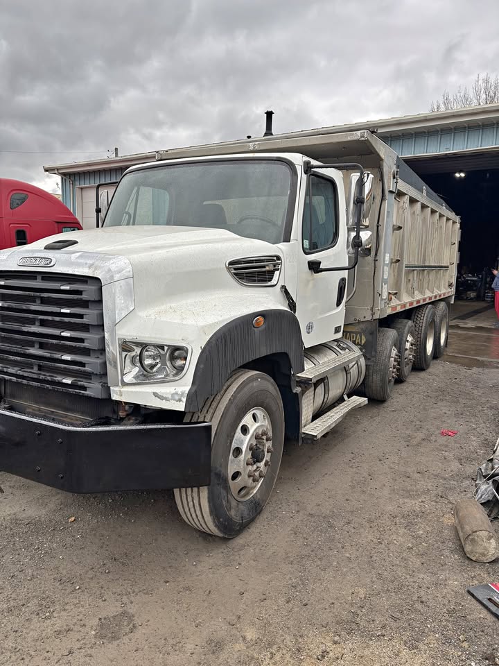 2020 Freightliner SD114 Quad Axle Dump Truck - Image 2