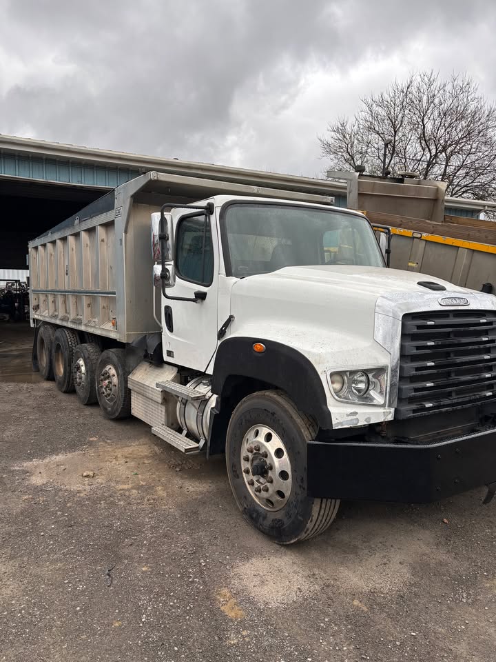2020 Freightliner SD114 Quad Axle Dump Truck - Image 3