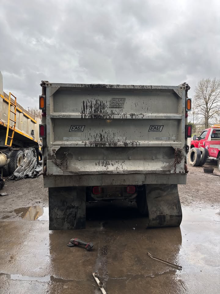 2020 Freightliner SD114 Quad Axle Dump Truck - Image 7