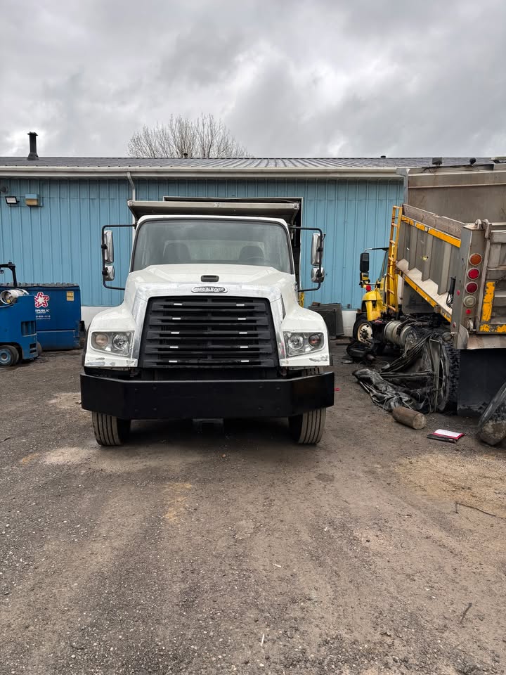 2020 Freightliner SD114 Quad Axle Dump Truck - Image 8