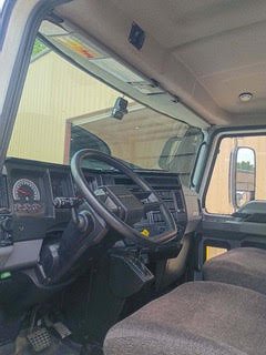 2025 Mack Flatbed with Folding Ramps - Image 9